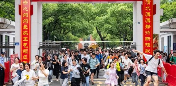 第一证券 光明网评：高考查分除了“名场面”，也需要平常心