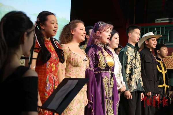 亿腾证券 北京：各国留学生“情系”中轴线